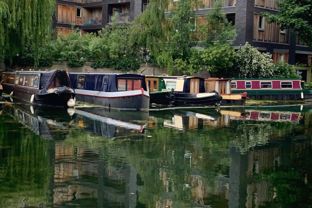 Narrowboat Moored In Londra