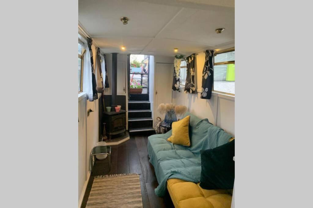 Narrowboat Moored In * Londra