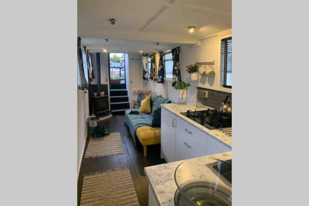 Narrowboat Moored In Botel Londra